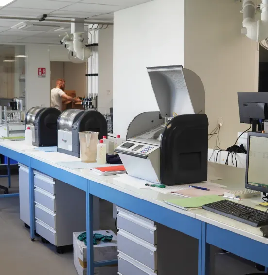 Bureaux avec équipements de laboratoire