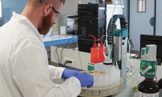 Chercheur en laboratoire d'analyse huile