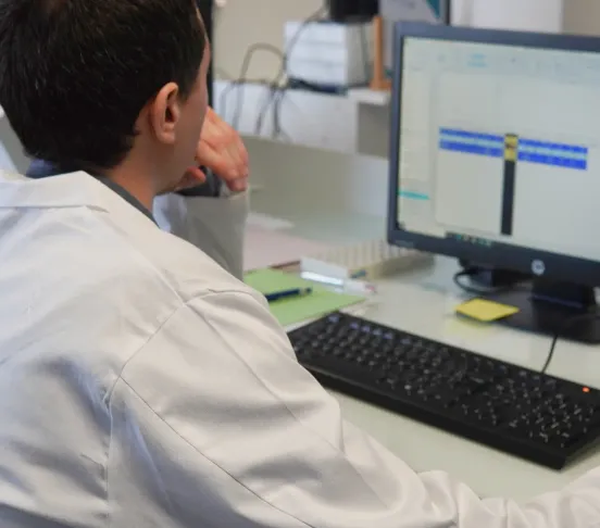 Expert dans un laboratoire travaillant sur un ordinateur