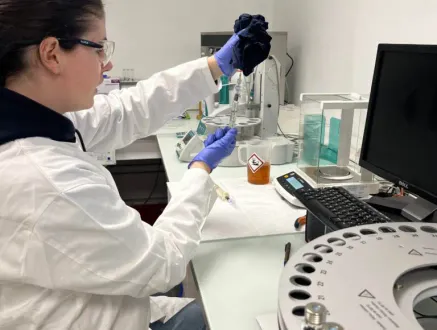 Femme analysant un prélèvement en laboratoire