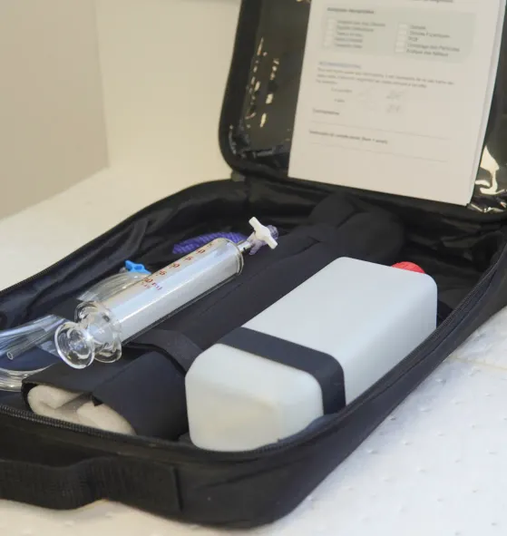 Intérieur pochette kit de prélèvement avec seringue et flacon visibles