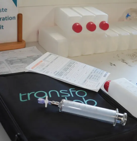 Pochette avec flacon, seringue et fiche de renseignement du kit de prélèvement huile