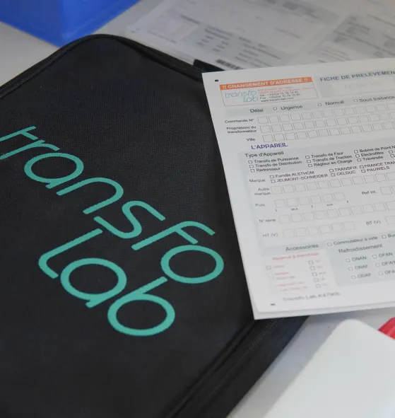 Pochette de kit de prélèvement avec logo Transfo Lab et fiche de renseignement visible