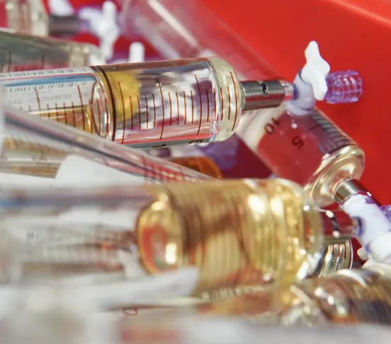 Seringues de prélèvement d'huile en vrac avec effet de bokeh